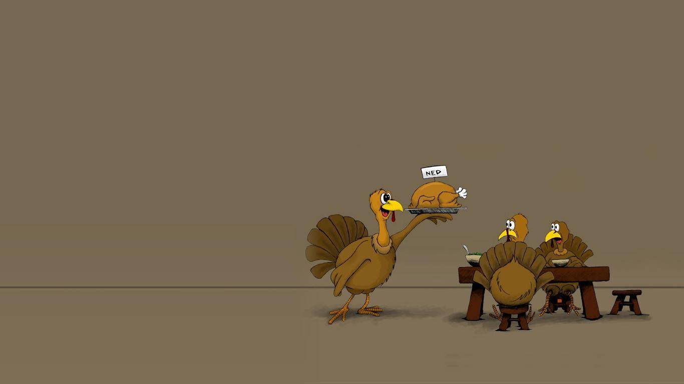 Turkey Happy Thanksgiving 桌布 壁紙 — 一隻卡通火雞自豪地將烤火雞端給坐在木桌旁的兩隻火雞。