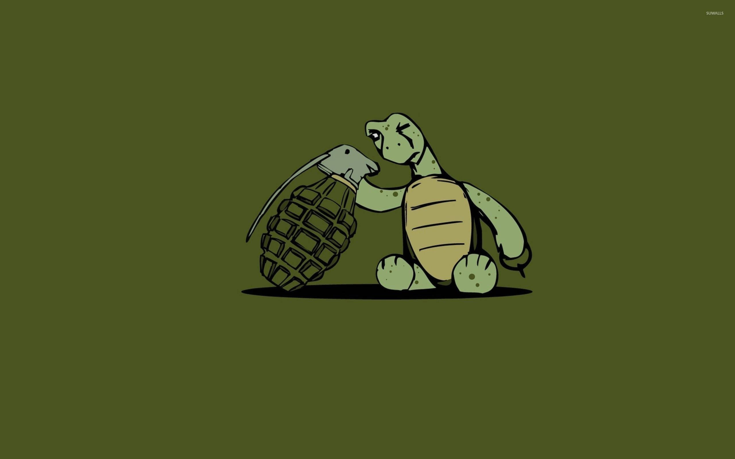 Cartoon Turtle 桌布 壁紙 — 一隻卡通烏龜帶著堅定的表情，手持手榴彈，背景為純橄欖綠色。