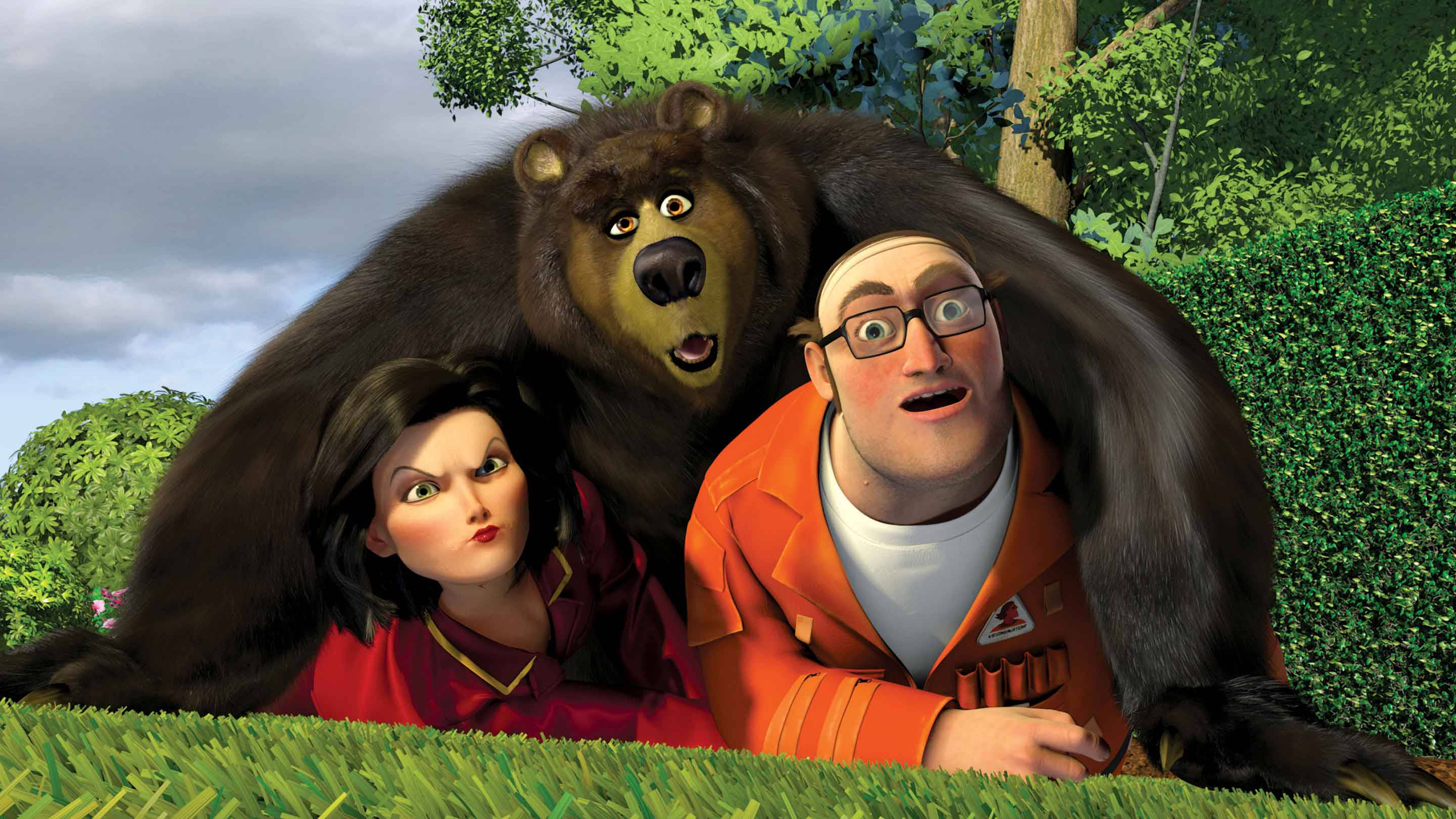Over The Hedge 桌布 壁紙 — 一隻卡通熊在陰天的天空下，在茂密的綠色森林空地中，籠罩著兩個驚訝的人類。