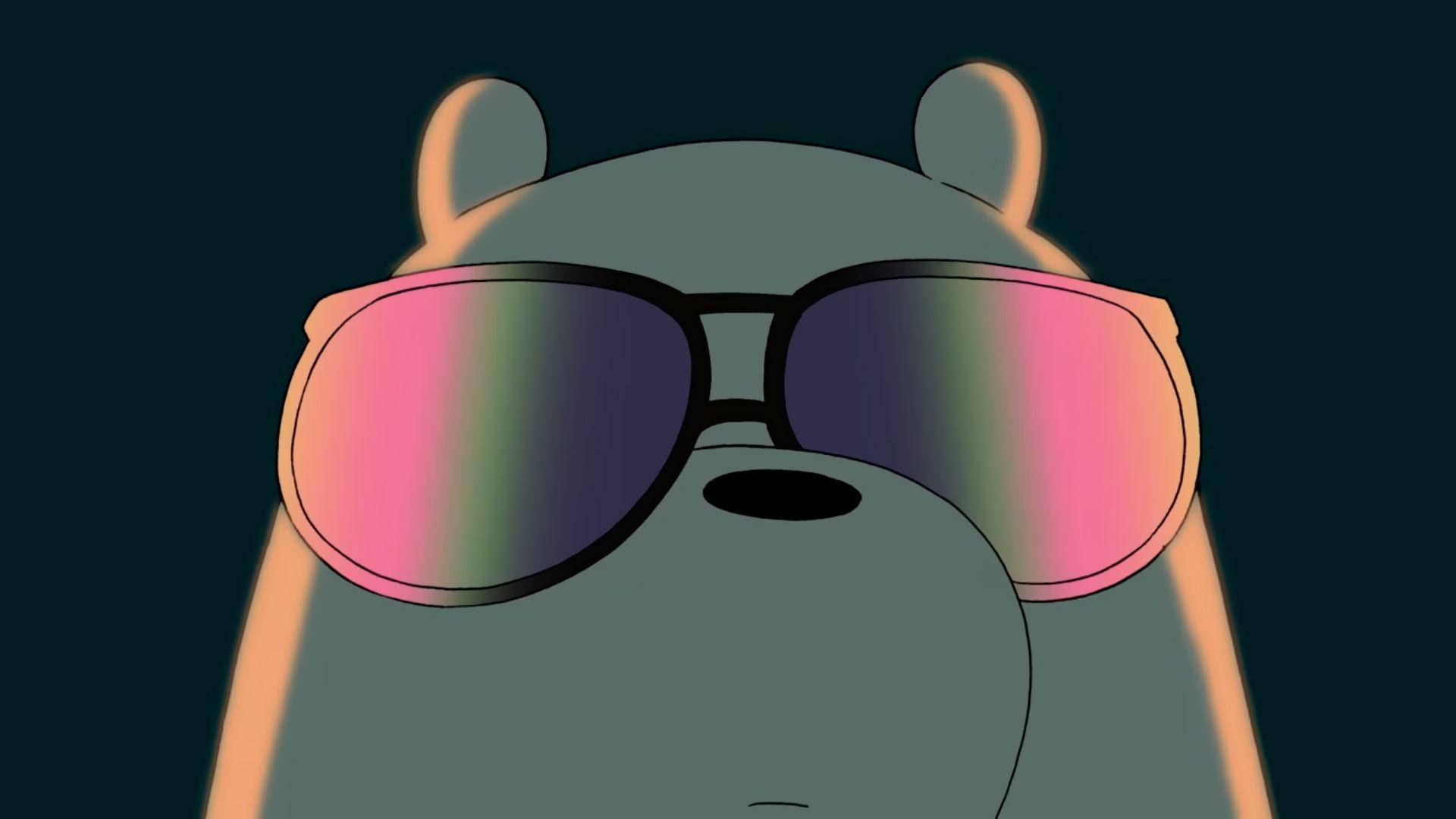 Sunglasses 桌布 壁紙 — 一隻卡通熊戴著超大太陽眼鏡，鏡片是粉紅色和紫色的反光鏡片，背景是深藍綠色。