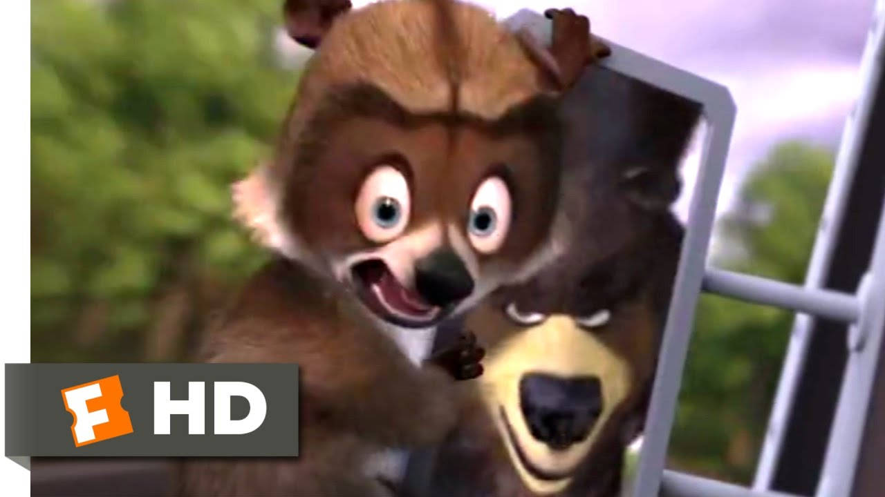 Over The Hedge 桌布 壁紙 — 一隻卡通熊睜大眼睛興奮地透過窗框窺視，而另一隻熊微笑著看著。