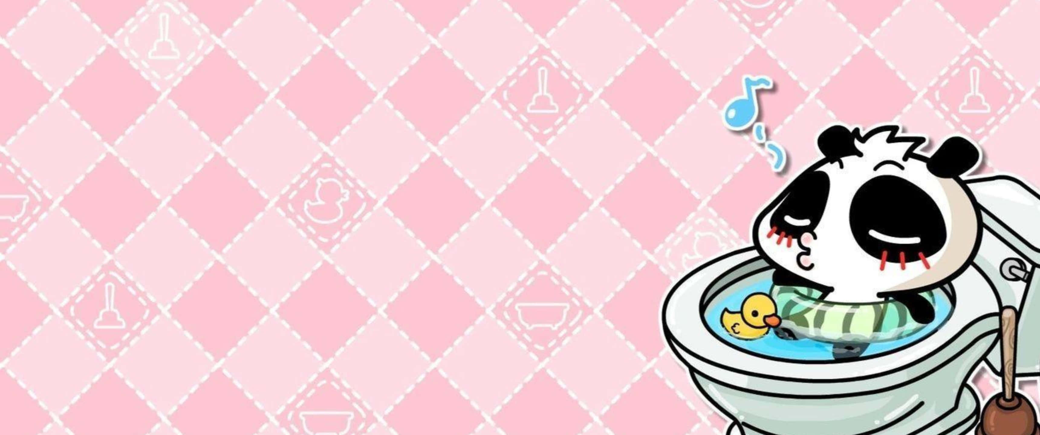 Pink Cute 桌布 壁紙 — 一隻卡通熊貓在馬桶裡放鬆，上面漂浮著一隻橡膠鴨和音符，背景是粉紅色菱形圖案的壁紙。
