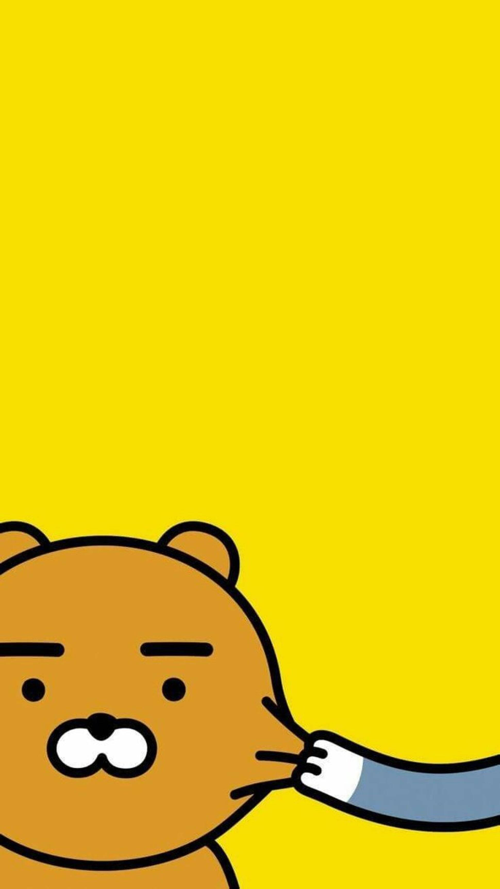 Kakao 桌布 壁紙 — 一隻卡通熊露出驚訝的表情，一隻手拉著它的臉頰，背景是純黃色。