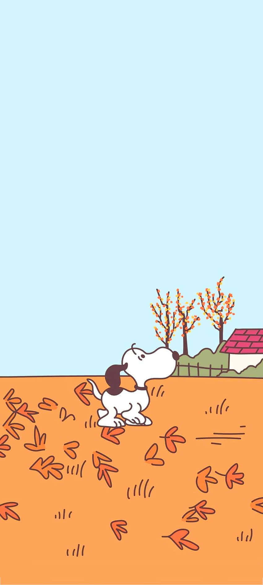 Snoopy Fall 桌布 壁紙 — 一隻卡通狗坐在橙色樹葉的田野中，背景是晴朗的藍天、秋天的樹木和遠處的紅頂房子。