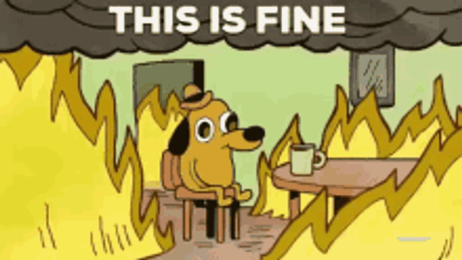 This Is Fine 桌布 壁紙 — 一隻卡通狗平靜地坐在被火焰包圍的桌子旁，拿著一個杯子，下面有一個寫著「THIS IS FINE」的標誌。