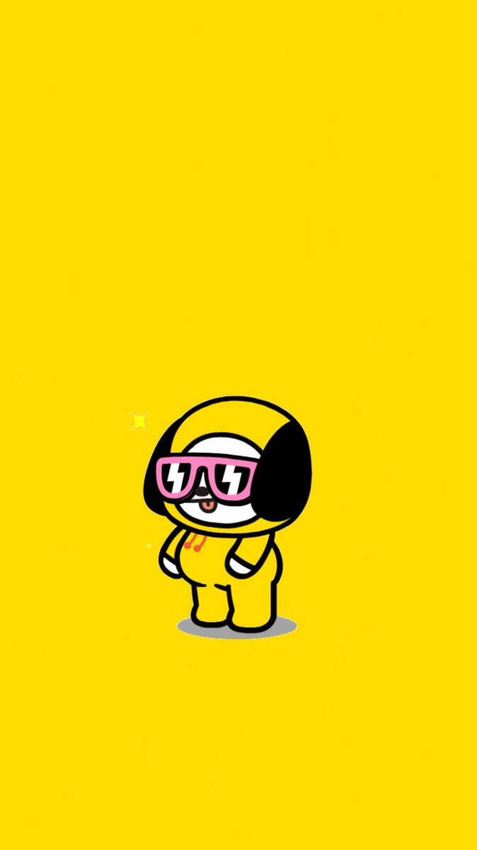 BT21 桌布 壁紙 — 一隻卡通狗穿著黃色西裝和粉紅色閃電眼鏡，自信地站在純黃色背景前。