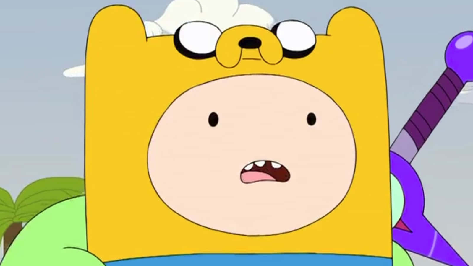 Adventure Time Cute 桌布 壁紙 — 一隻卡通狗穿著黃色連帽衫，在陰天背景下拿著紫色劍，表情驚訝。