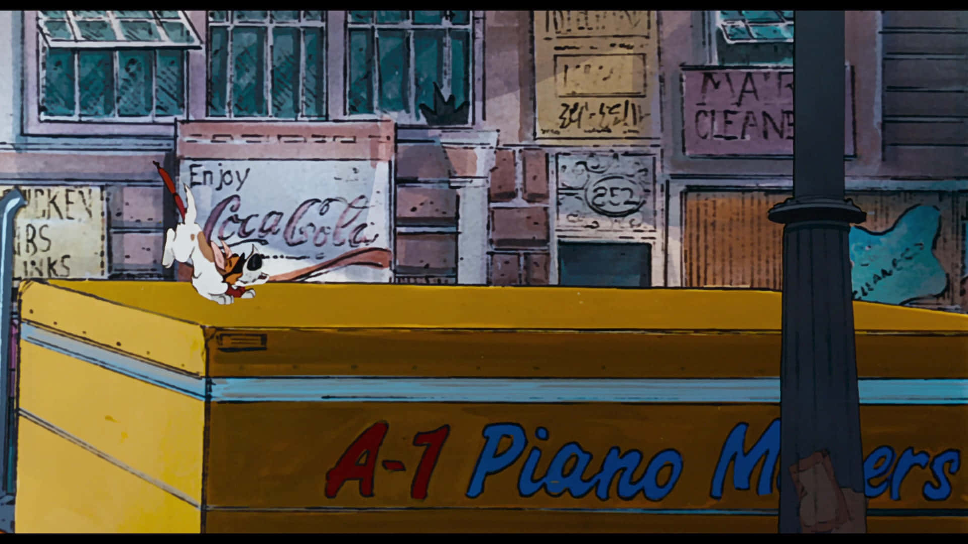 oliver and company 桌布 壁紙 — 一隻卡通狗跳過一輛黃色鋼琴搬運車，背景是粗糙的城市小巷，有復古招牌和磚建築。