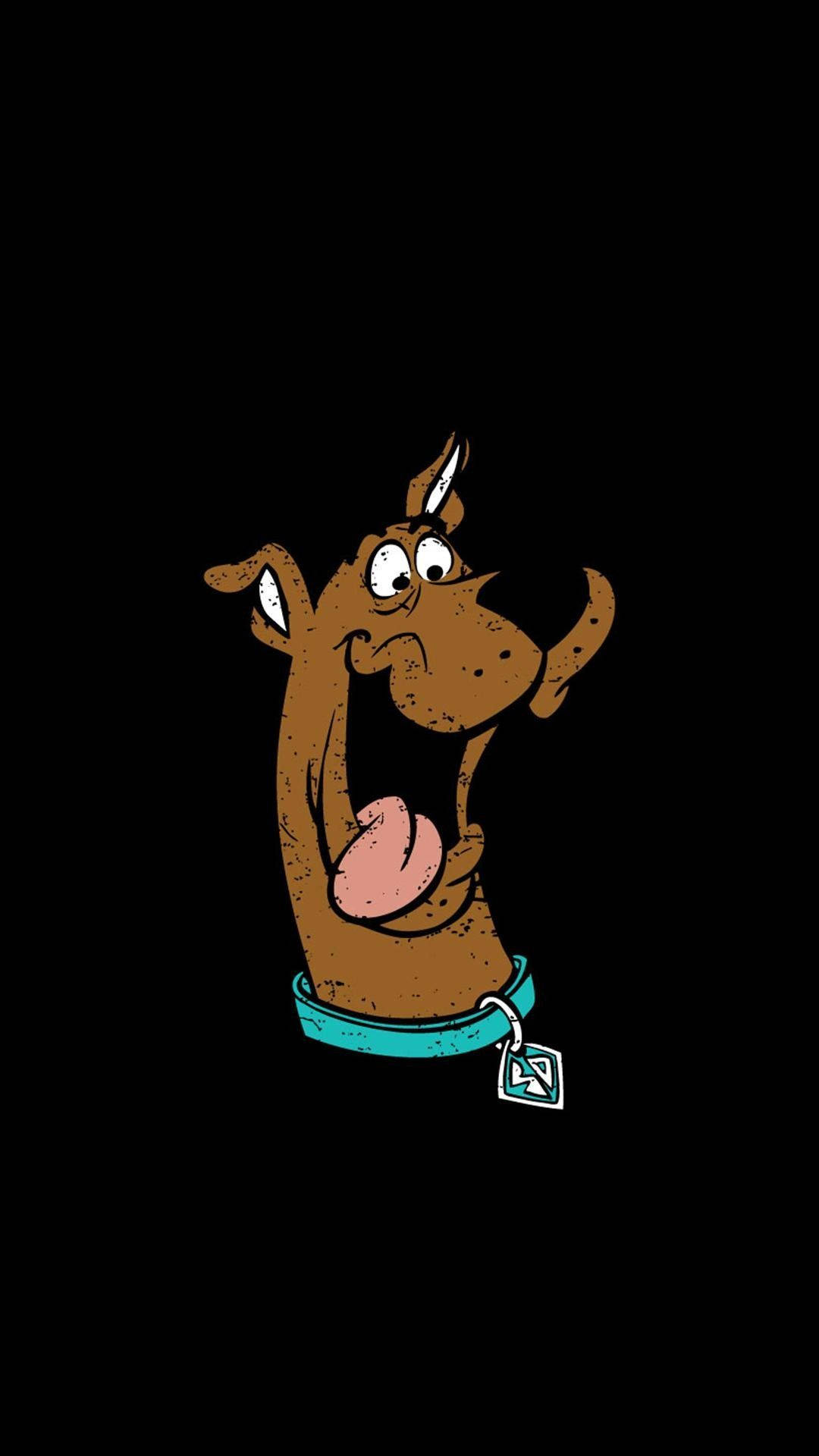 Scooby 桌布 壁紙 — 一隻卡通狗露出傻笑並伸出舌頭，戴著青綠色項圈站在黑色背景前。