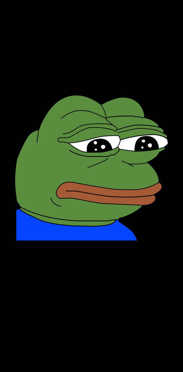 Pepe 桌布 壁紙 — 一隻卡通綠色青蛙，眼睛下垂，嘴巴皺起，穿著藍色襯衫，背景為黑色。