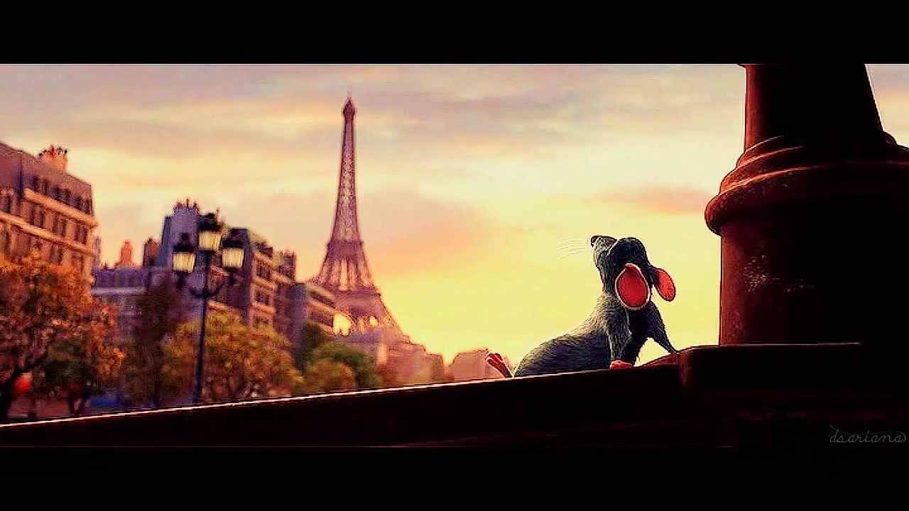 Ratatouille 桌布 壁紙 — 一隻卡通老鼠坐在巴黎橋樑的欄杆上，凝視著沐浴在金色日落光芒中的艾菲爾鐵塔。