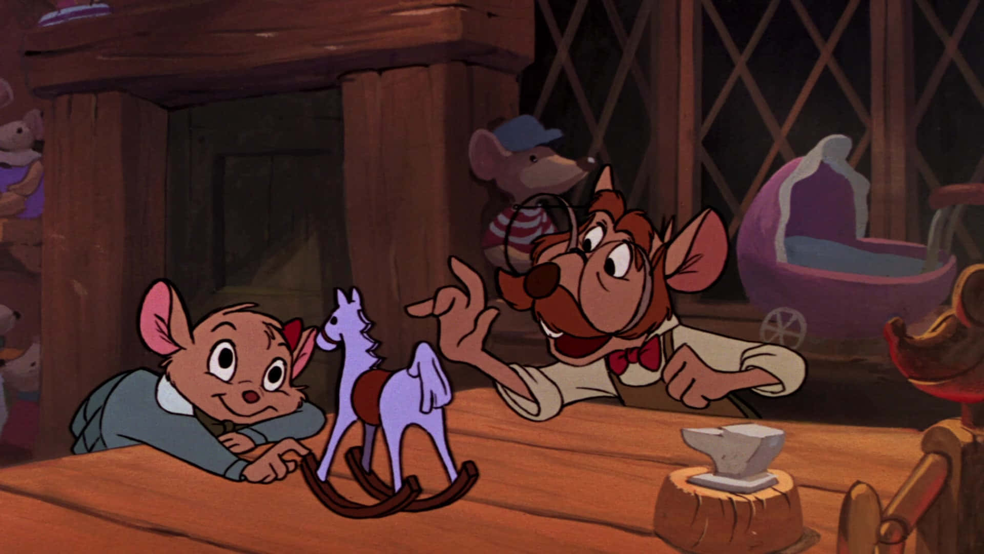 The Great Mouse Detective 桌布 壁紙 — 一隻卡通老鼠工匠在舒適的木工作坊中，自豪地向一隻年輕老鼠學徒展示一個紫色搖搖馬。