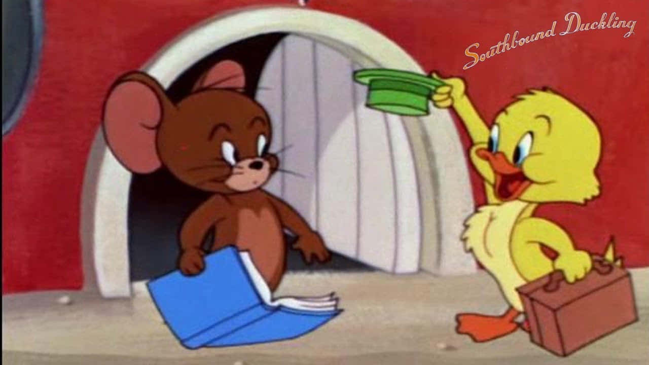 Tom And Jerry Funny 桌布 壁紙 — 一隻卡通老鼠正在看書，一隻戴著綠色帽子和公事包的小鴨從紅色隧道入口開心地向他打招呼。