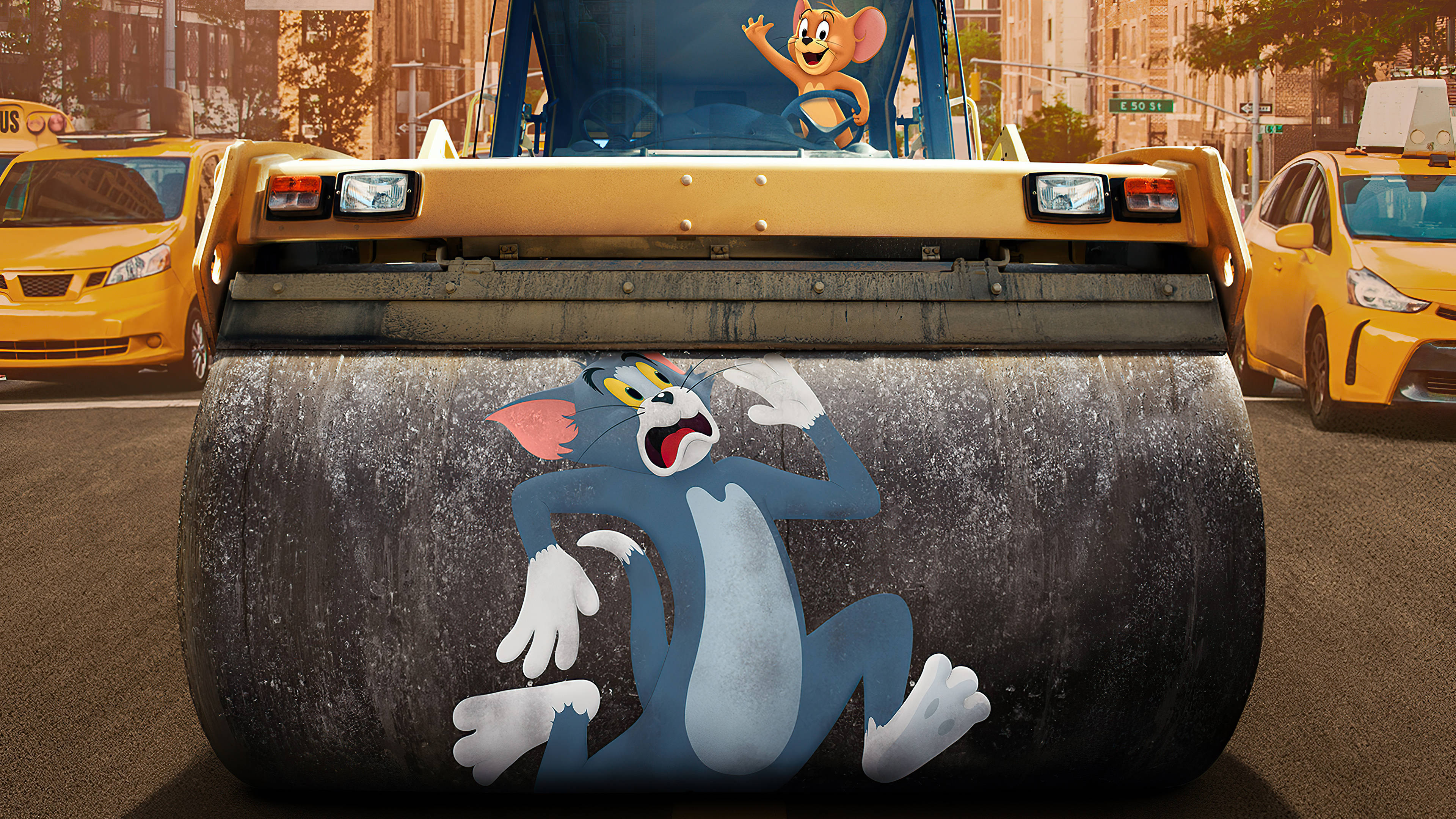 tom and jerry iPhone 桌布 壁紙 — 一隻卡通老鼠駕駛黃色蒸汽壓路機，在黃色計程車行駛的城市街道上碾壓一隻受驚的藍色貓。
