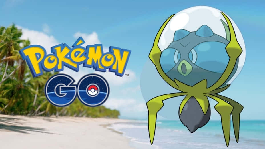 Pokemon Logo 桌布 壁紙 — 一隻卡通蜘蛛寶可夢漂浮在陽光明媚的海灘上，背景有棕櫚樹和 Pokémon GO 標誌。