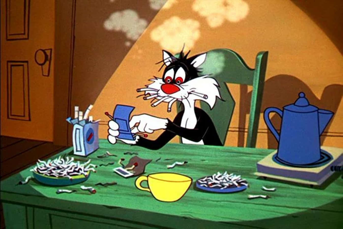 Sylvester The Cat 桌布 壁紙 — 一隻卡通貓咪嘴裡叼著多支香菸，坐在一張凌亂的綠色桌子旁，桌上散落著菸蒂和一個黃色杯子。