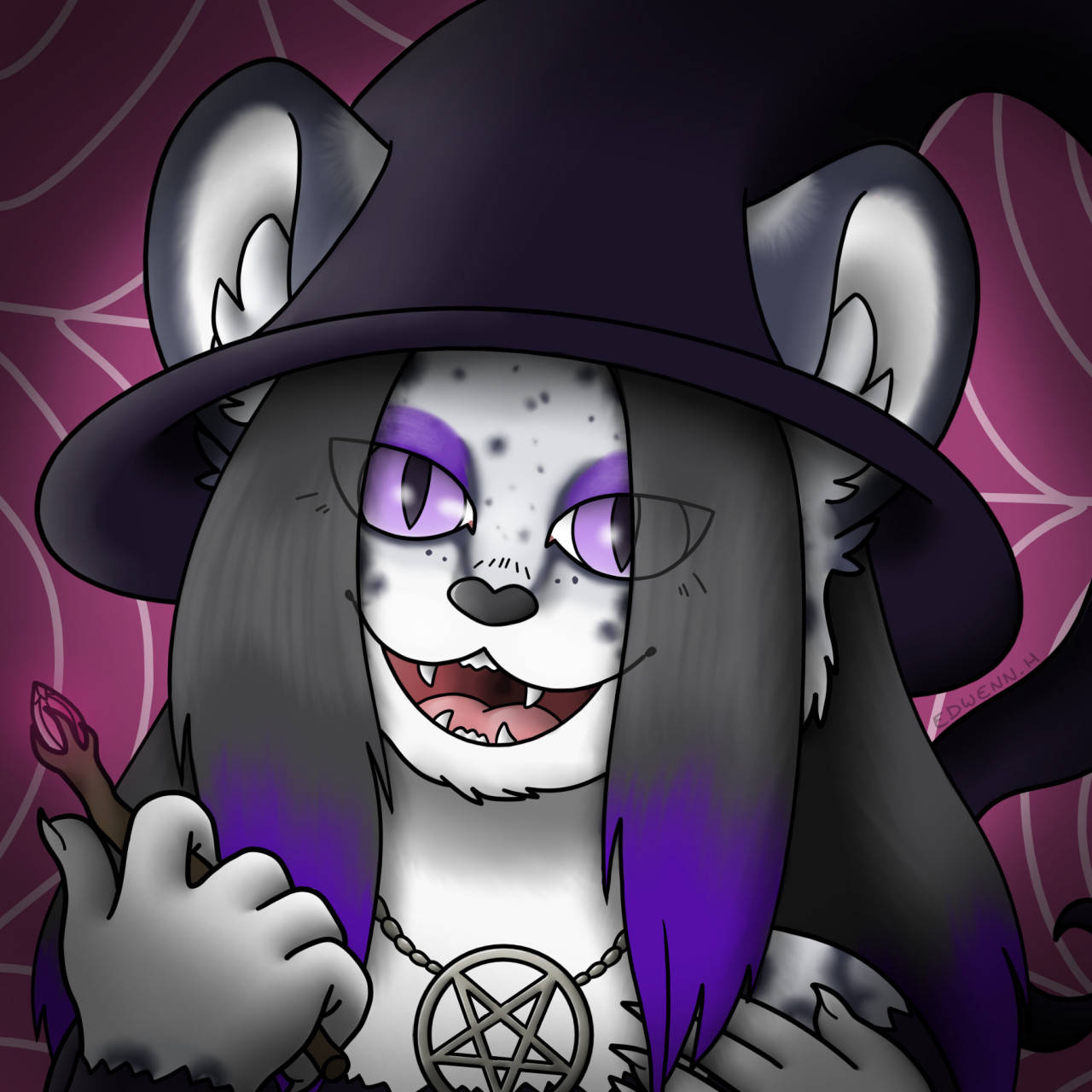 Cute Halloween 桌布 壁紙 — 一隻卡通貓女巫，紫色眼睛，長灰色頭髮，戴著黑色帽子，手持法杖，背景是紫色蜘蛛網。