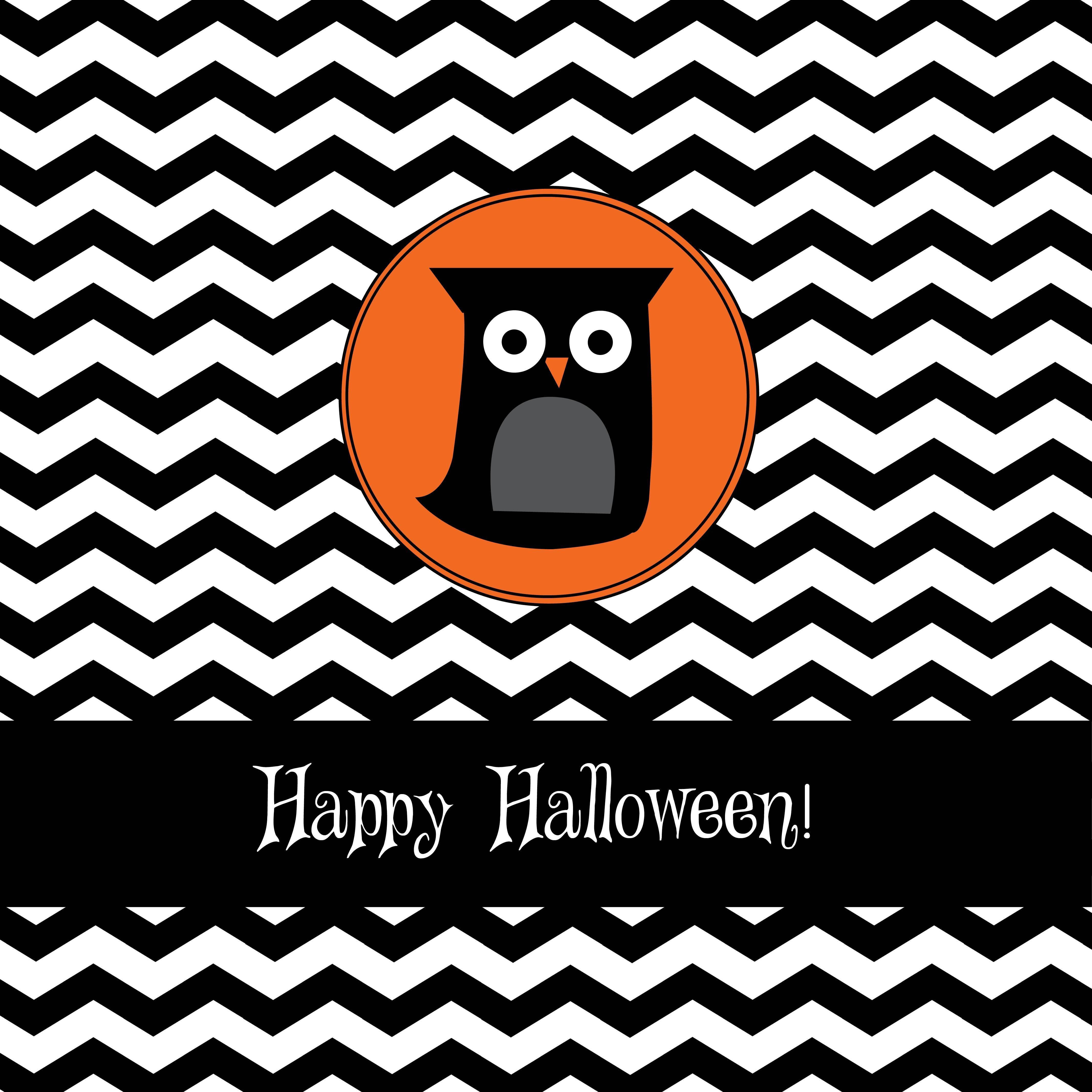 Halloween iPad 桌布 壁紙 — 一隻卡通貓頭鷹在橙色圓圈內，坐在黑白鋸齒紋圖案上，下方有「Happy Halloween!」文字。