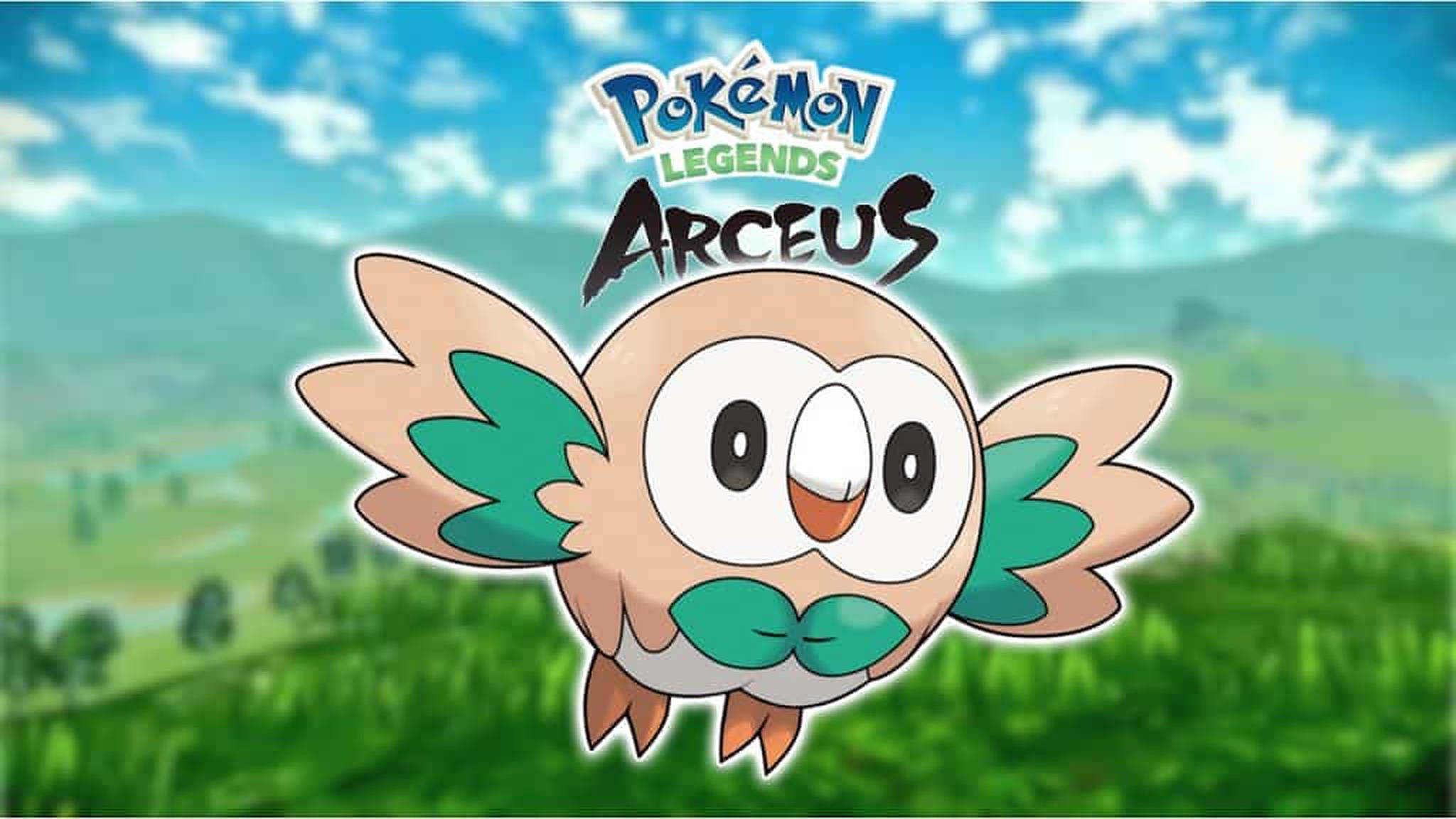 Legends 桌布 壁紙 — 一隻卡通貓頭鷹寶可夢，擁有綠色葉狀翅膀，在藍天白雲下的草地上空飛翔。