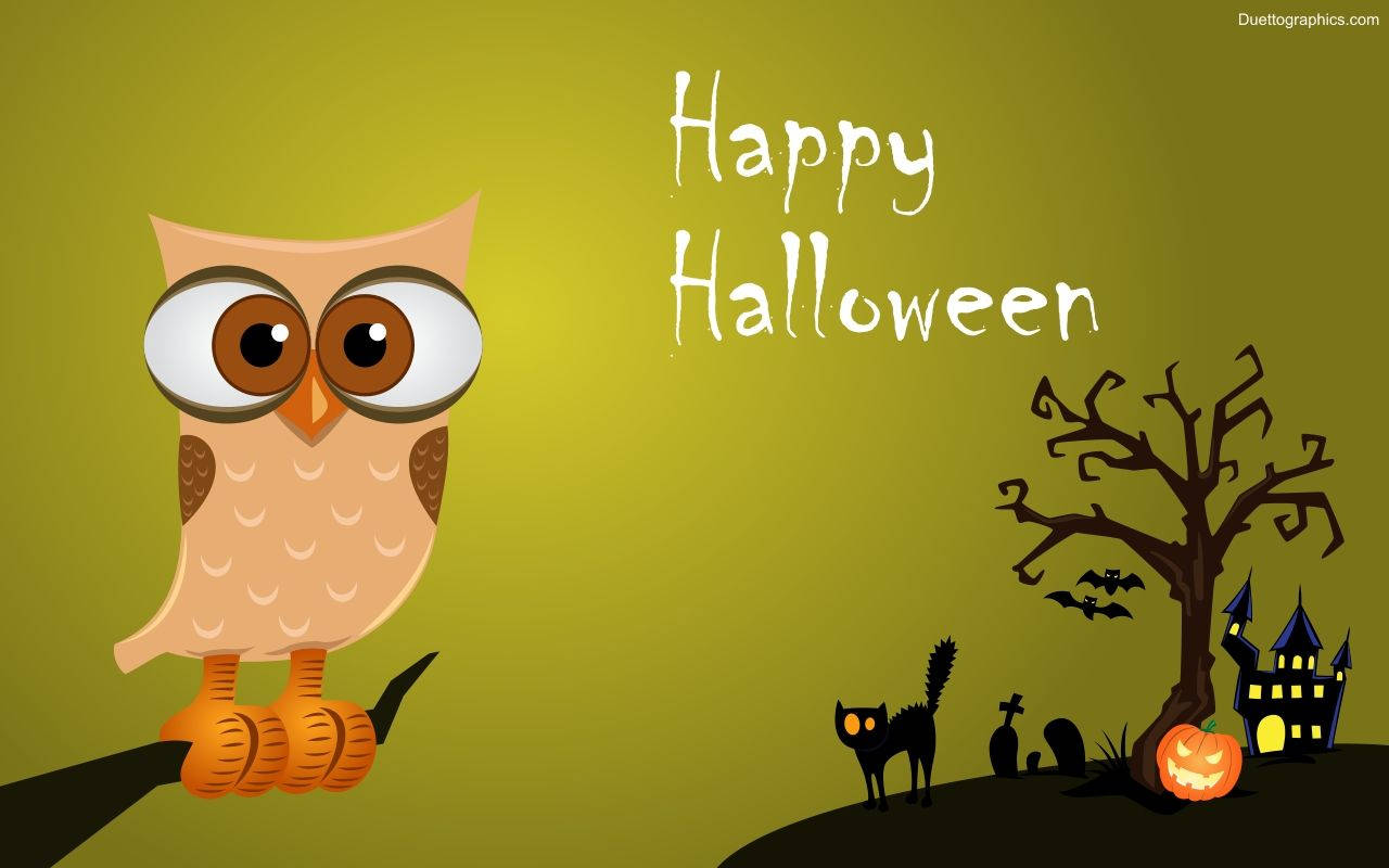 Kawaii Halloween 桌布 壁紙 — 一隻卡通貓頭鷹棲息在樹枝上，旁邊有鬼屋、南瓜和黑貓等恐怖萬聖節圖標，背景為綠色。