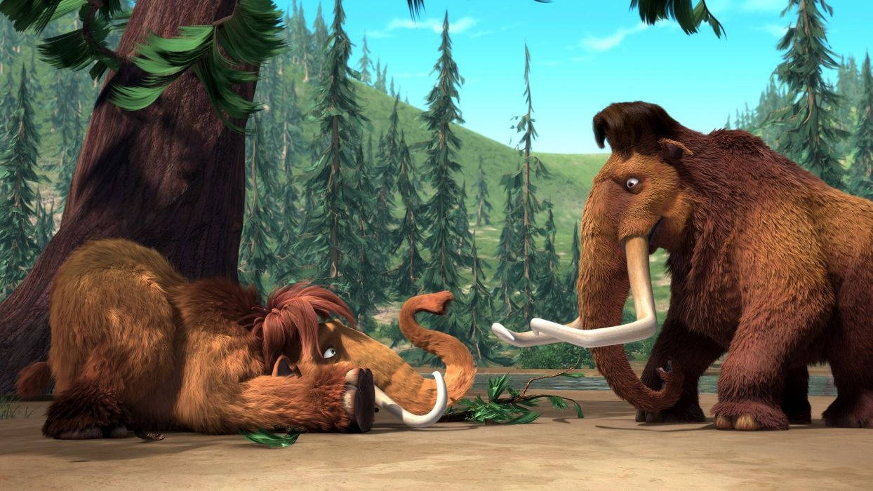 Ice Age 桌布 壁紙 — 一隻卡通長毛象站在一隻倒下的長毛象之上，背景是長滿高大松樹和清澈藍天的森林。