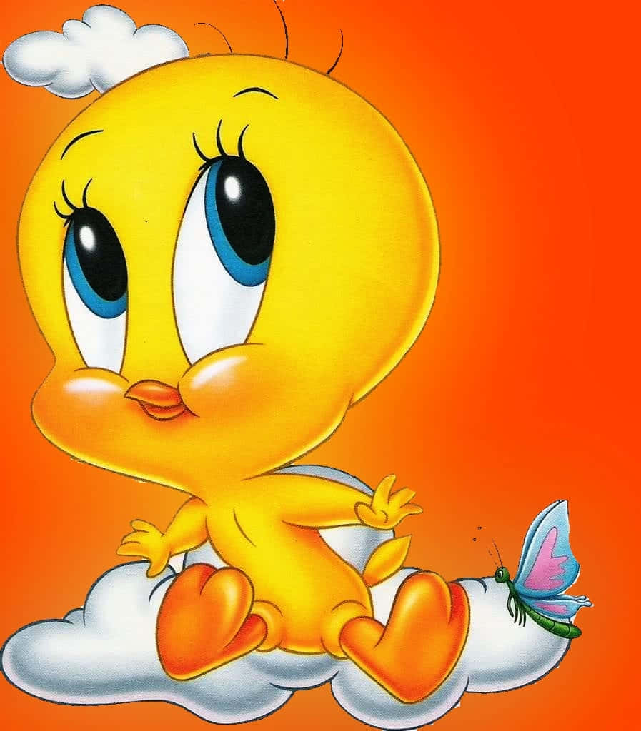 Tweety Bird 桌布 壁紙 — 一隻卡通雛鳥，有著大大的藍色眼睛，坐在雲朵上，背景是明亮的橙色，附近有一隻蝴蝶。