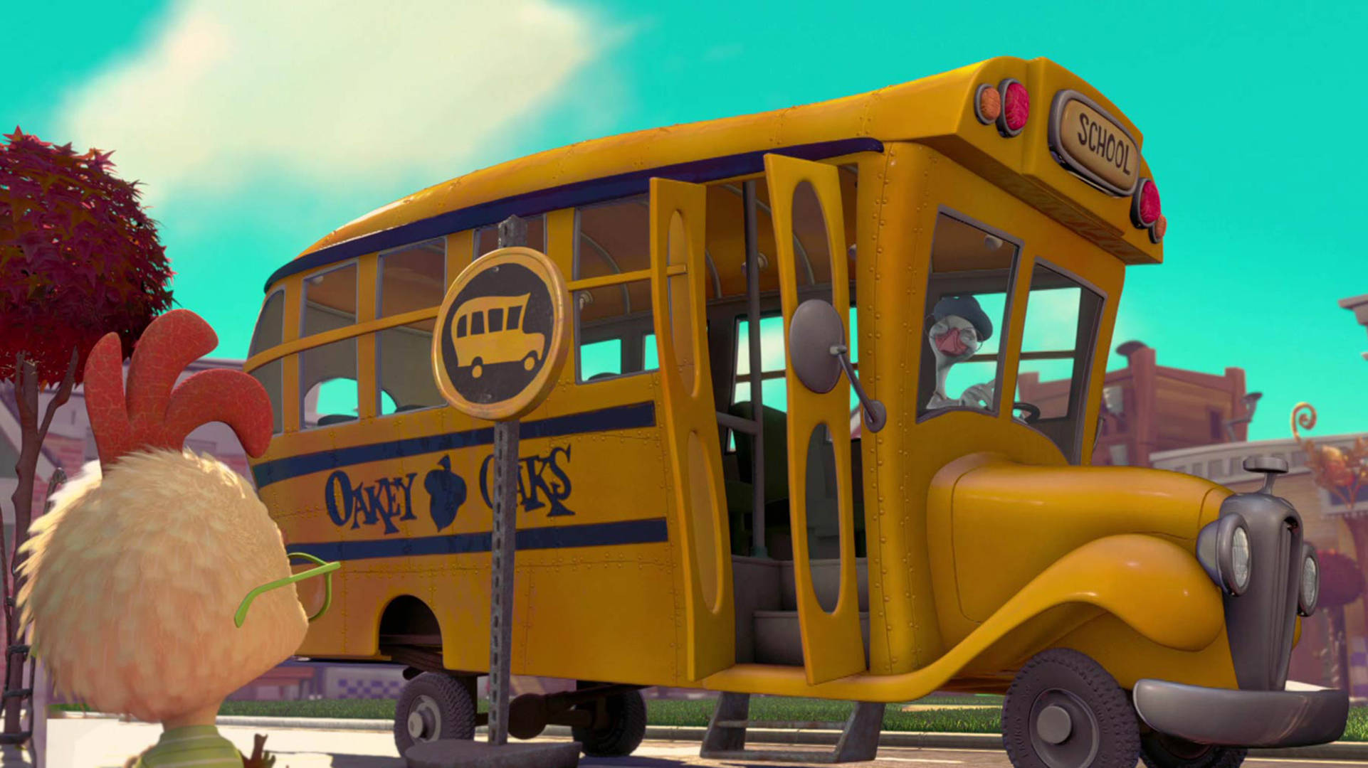 Chicken Little 桌布 壁紙 — 一隻卡通雞看著一輛標有 'Oakey Oaks' 的黃色校車，司機在車內，背景是明亮的藍綠色天空。