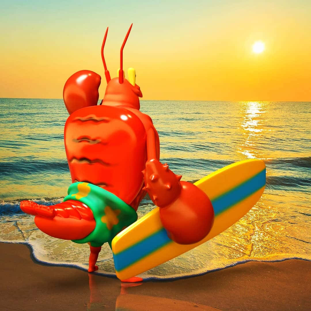 Larry The Lobster 桌布 壁紙 — 一隻卡通風格的紅色龍蝦穿著綠色短褲，在沙灘上日落時分拿著黃色衝浪板。