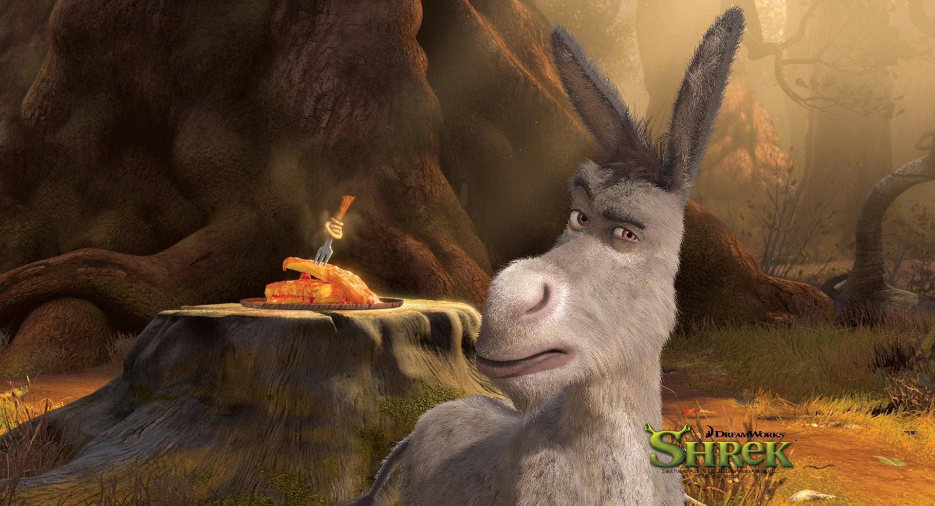 Shrek 2 桌布 壁紙 — 一隻卡通驢子凝視著一把叉子，叉子插著一塊肉在樹樁上，背景是迷霧森林。