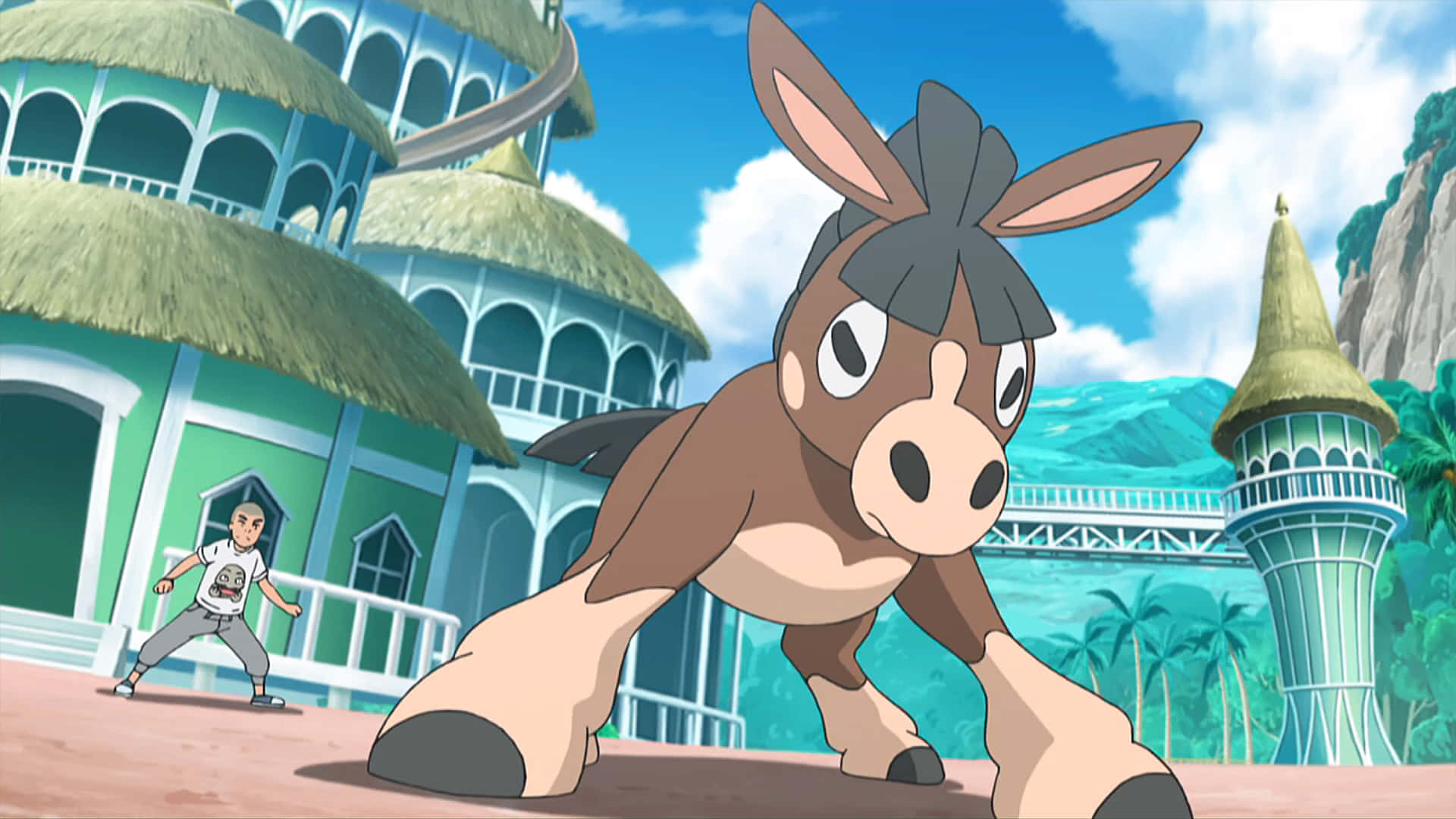 Mudbray 桌布 壁紙 — 一隻卡通驢子寶可夢在明亮的藍天下，與訓練家一起警覺地站在熱帶度假村前。