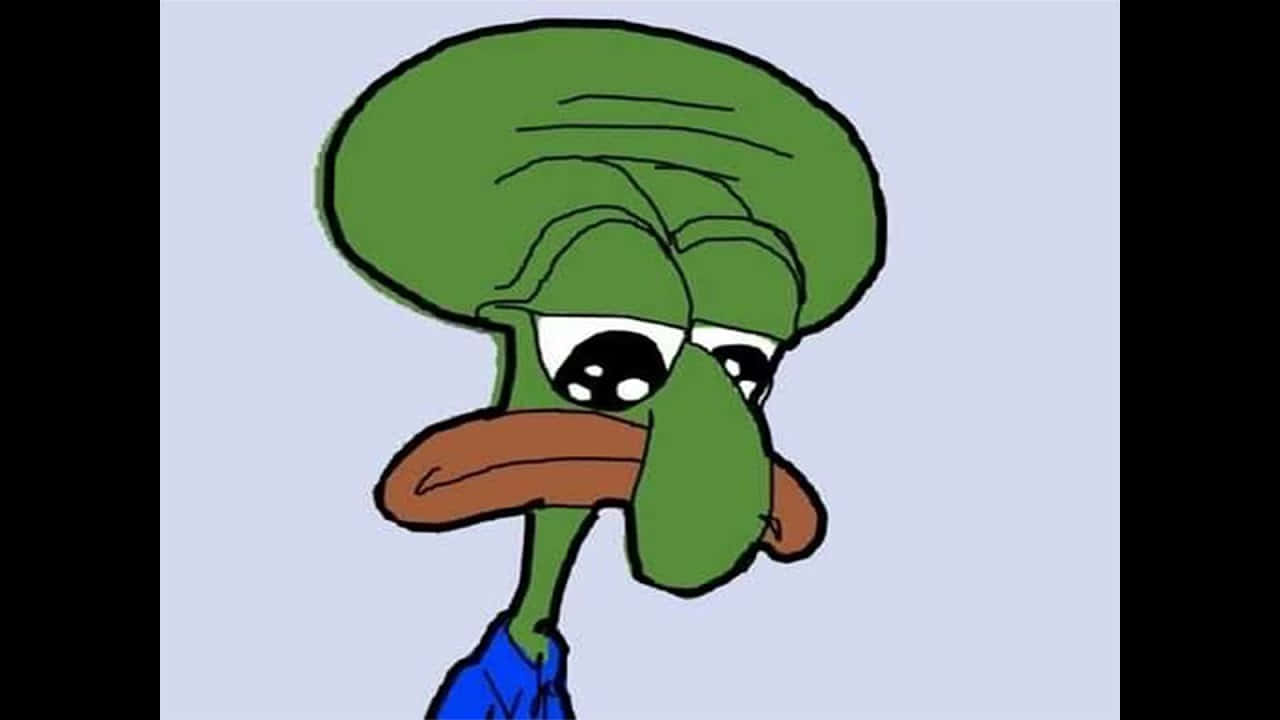 pepe frog 桌布 壁紙 — 一隻卡通魷魚，有一個大綠色頭、下垂的眼睛和一個棕色喙，穿著藍色襯衫，背景是淺藍色。