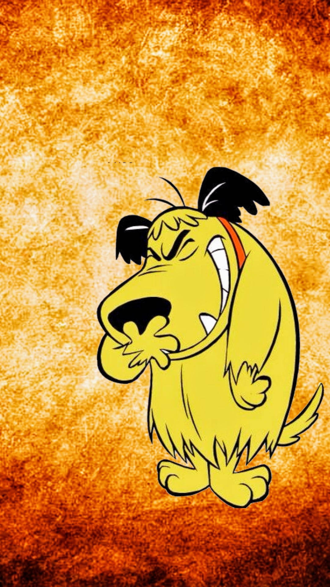 Muttley 桌布 壁紙 — 一隻卡通黃狗，黑色耳朵和紅色項圈，對著火熱的橙色紋理背景兇猛地吠叫。