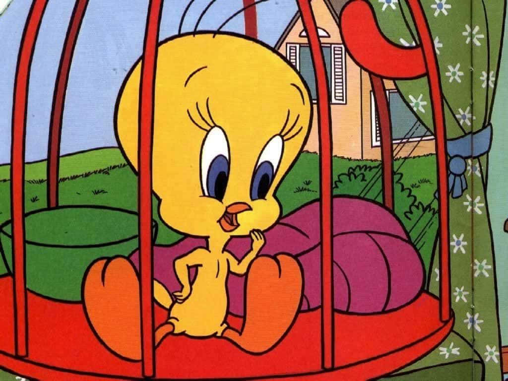 Tweety Bird 桌布 壁紙 — 一隻卡通黃色小鳥，有大大的藍色眼睛，坐在紅色鞦韆上，在綠色草坪和房屋背景下顯得很驚訝。