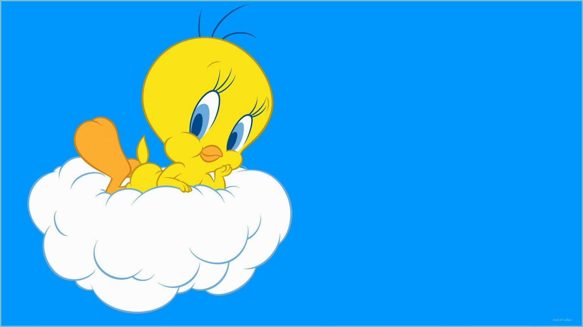 Tweety Bird 桌布 壁紙 — 一隻卡通黃色小鳥，有著大大的藍色眼睛，若有所思地坐在蓬鬆的白雲上，背景是純藍色的天空。