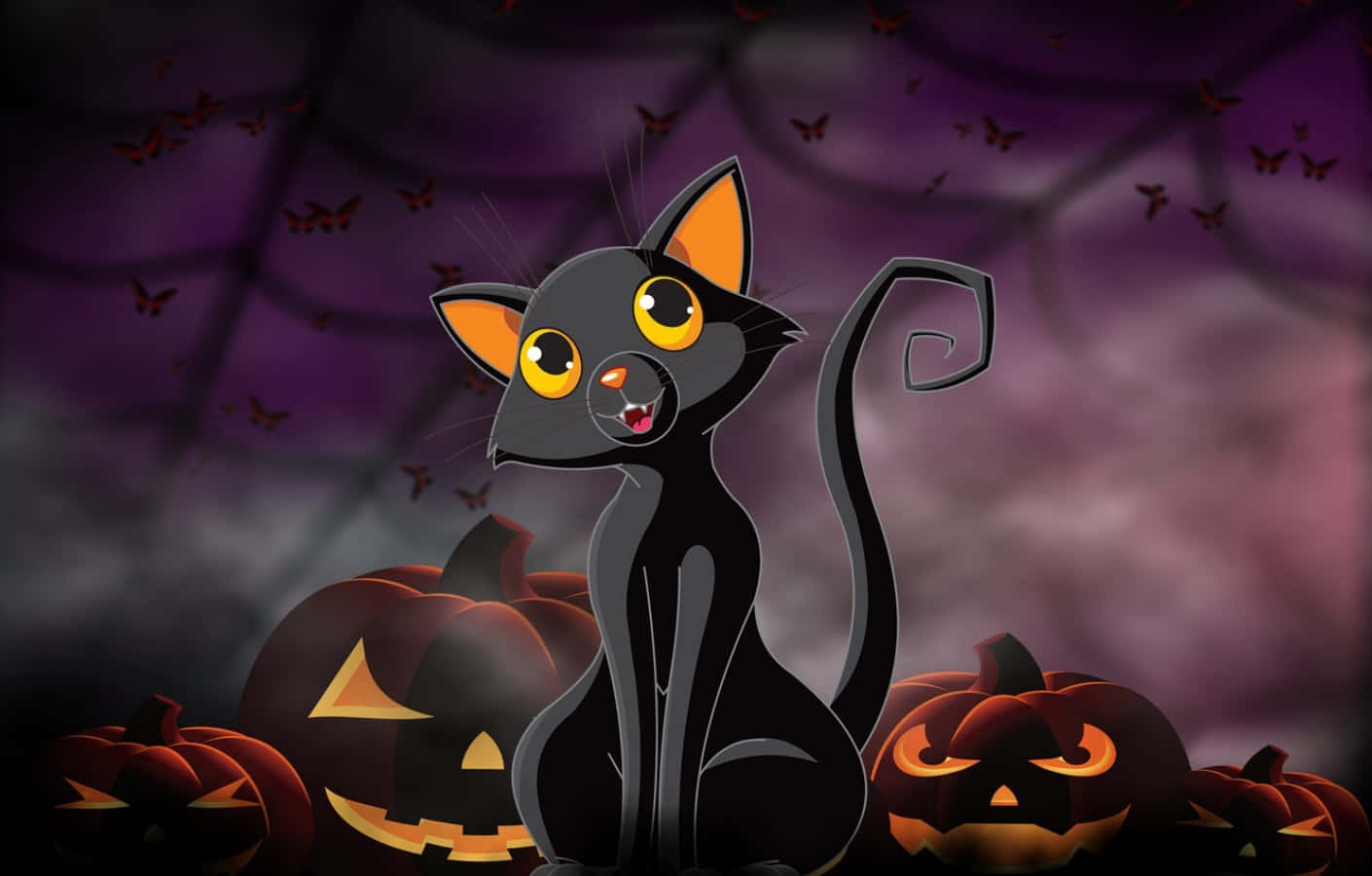 Halloween Cat 桌布 壁紙 — 一隻卡通黑貓，有著發光的黃色眼睛，驕傲地坐在雕刻的南瓜燈中間，背景是紫色的詭異天空和蝙蝠。