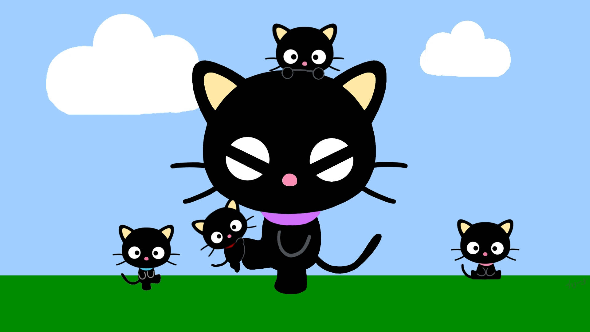Chococat 桌布 壁紙 — 一隻卡通黑貓，有黃色耳朵和紫色項圈，站在草地上，周圍有三隻較小的黑色小貓，在藍天白雲下。
