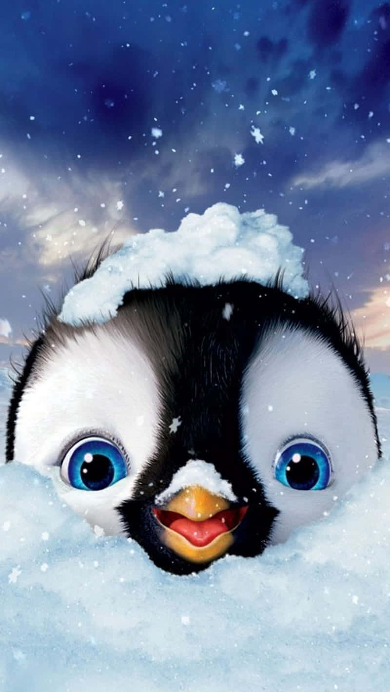 雪 桌布 壁紙 — 一隻可愛的動畫企鵝，有著明亮的藍色眼睛，在繁星點點的暮色天空下從雪堆中探出頭來。