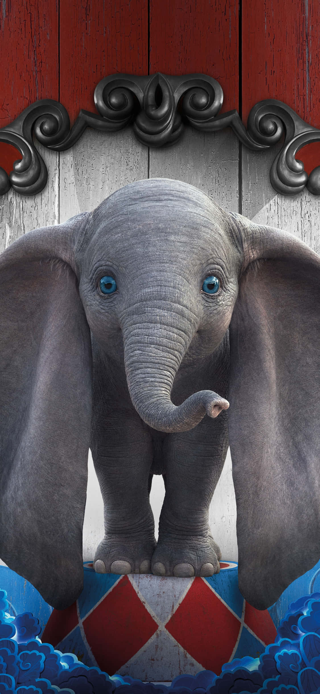 Cute Elephant 桌布 壁紙 — 一隻可愛的動畫小象，有著明亮的藍色眼睛，站在紅色和白色的馬戲團球上，背景是紅色的木質背景。
