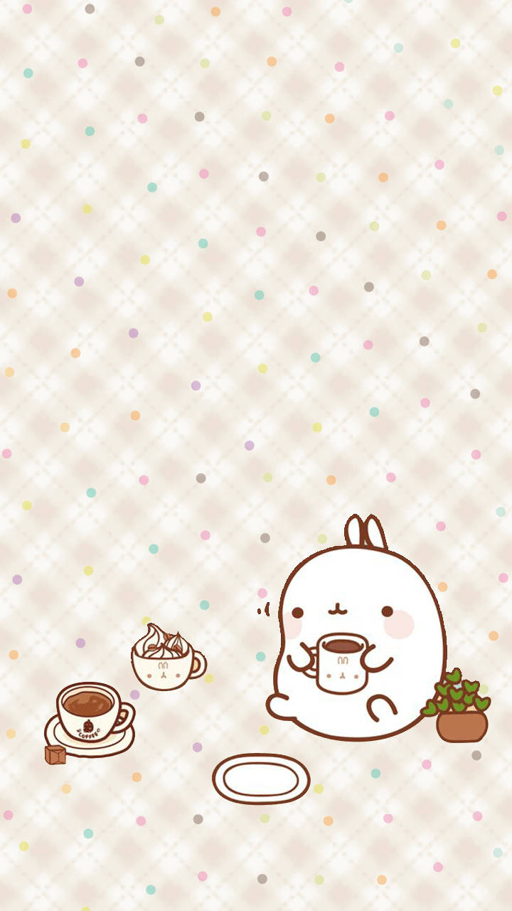 Molang 桌布 壁紙 — 一隻可愛的卡通兔在粉彩色圓點背景上，在盆栽旁邊喝咖啡。