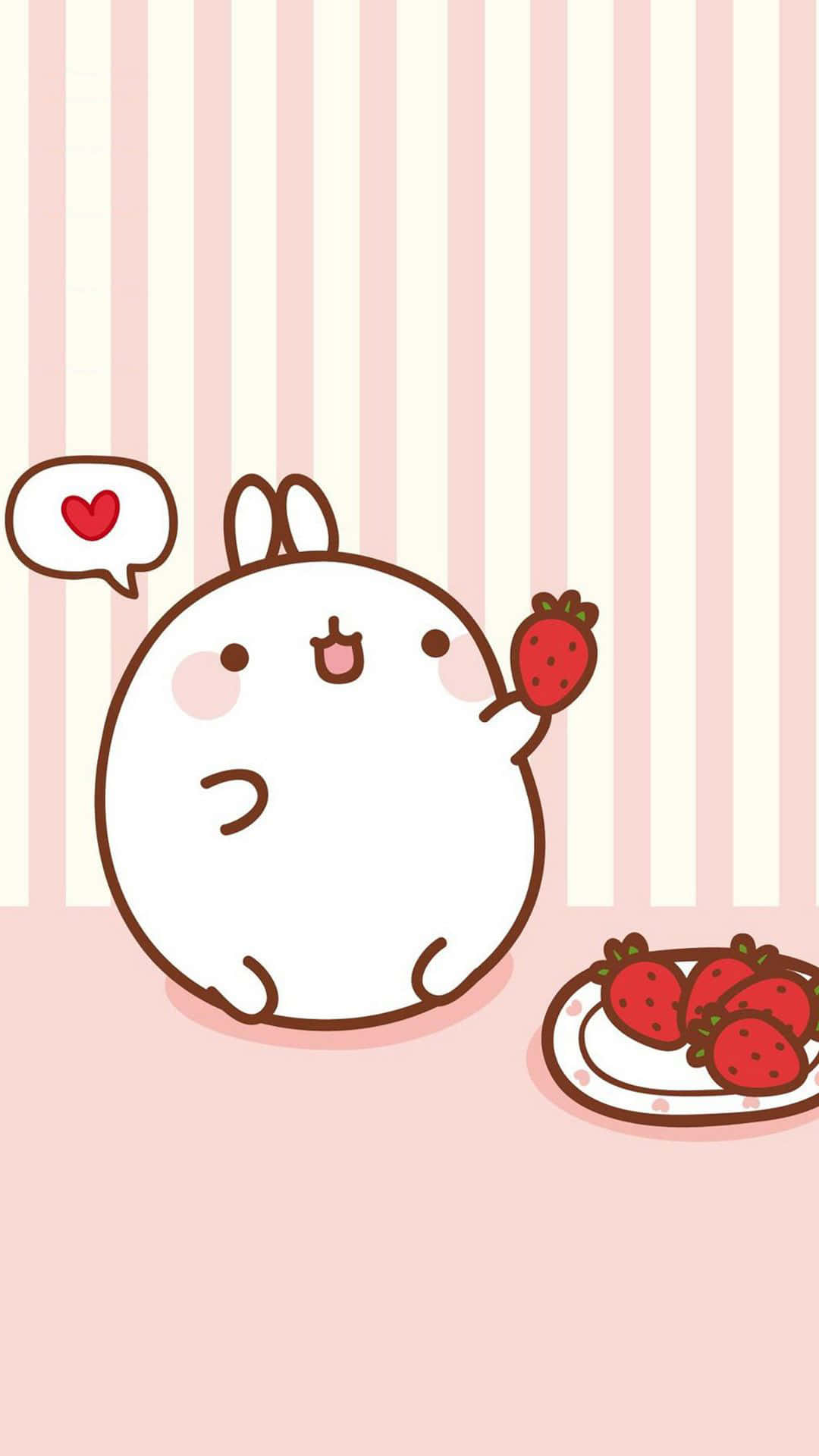 Molang 桌布 壁紙 — 一隻可愛的卡通兔子，帶有心形對話氣泡，開心地拿著草莓，旁邊是一盤草莓，背景是粉紅和白色條紋壁紙。