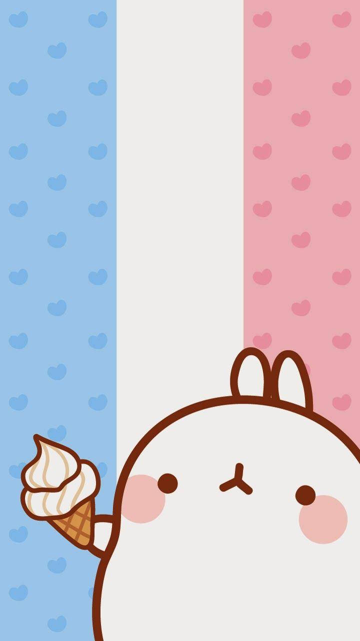 Molang 桌布 壁紙 — 一隻可愛的卡通兔子，臉頰紅潤，在藍色、粉紅色和白色心形圖案的粉彩背景前拿著一個冰淇淋甜筒。