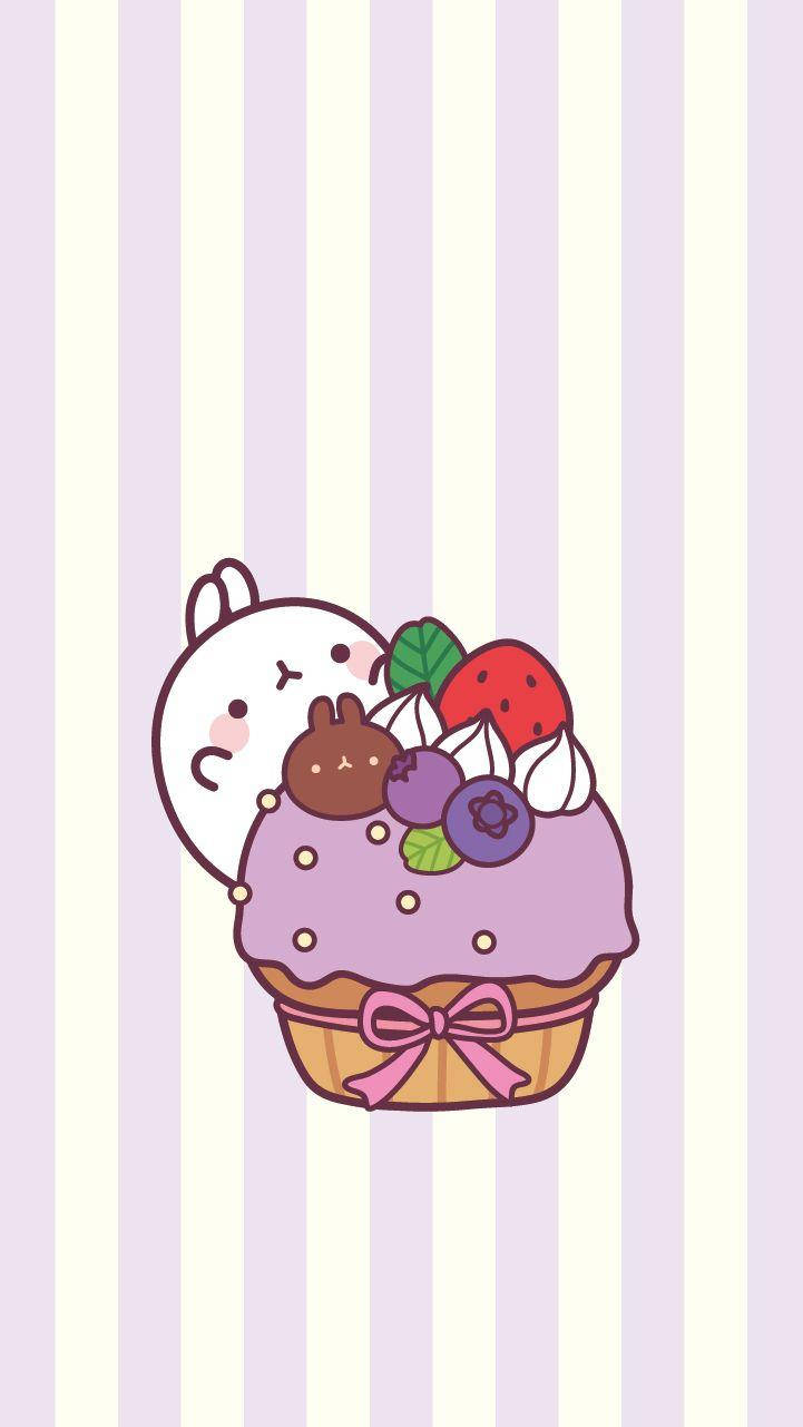 Molang 桌布 壁紙 — 一隻可愛的卡通兔子從一個紫色糖霜、頂部有莓果和奶油的杯子蛋糕後面探出頭來，背景是粉彩條紋壁紙。
