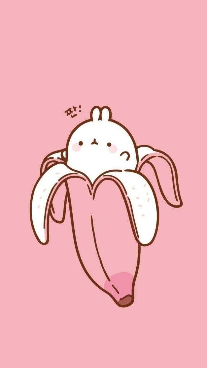 Molang 桌布 壁紙 — 一隻可愛的卡通兔子從剝開的香蕉中探出頭來，背景是柔和的粉紅色。