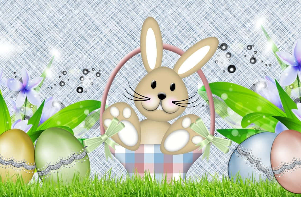 Cute Easter 桌布 壁紙 — 一隻可愛的卡通兔子從格子籃中探出頭來，周圍是草地上色彩繽紛的復活節彩蛋和紫色花朵。