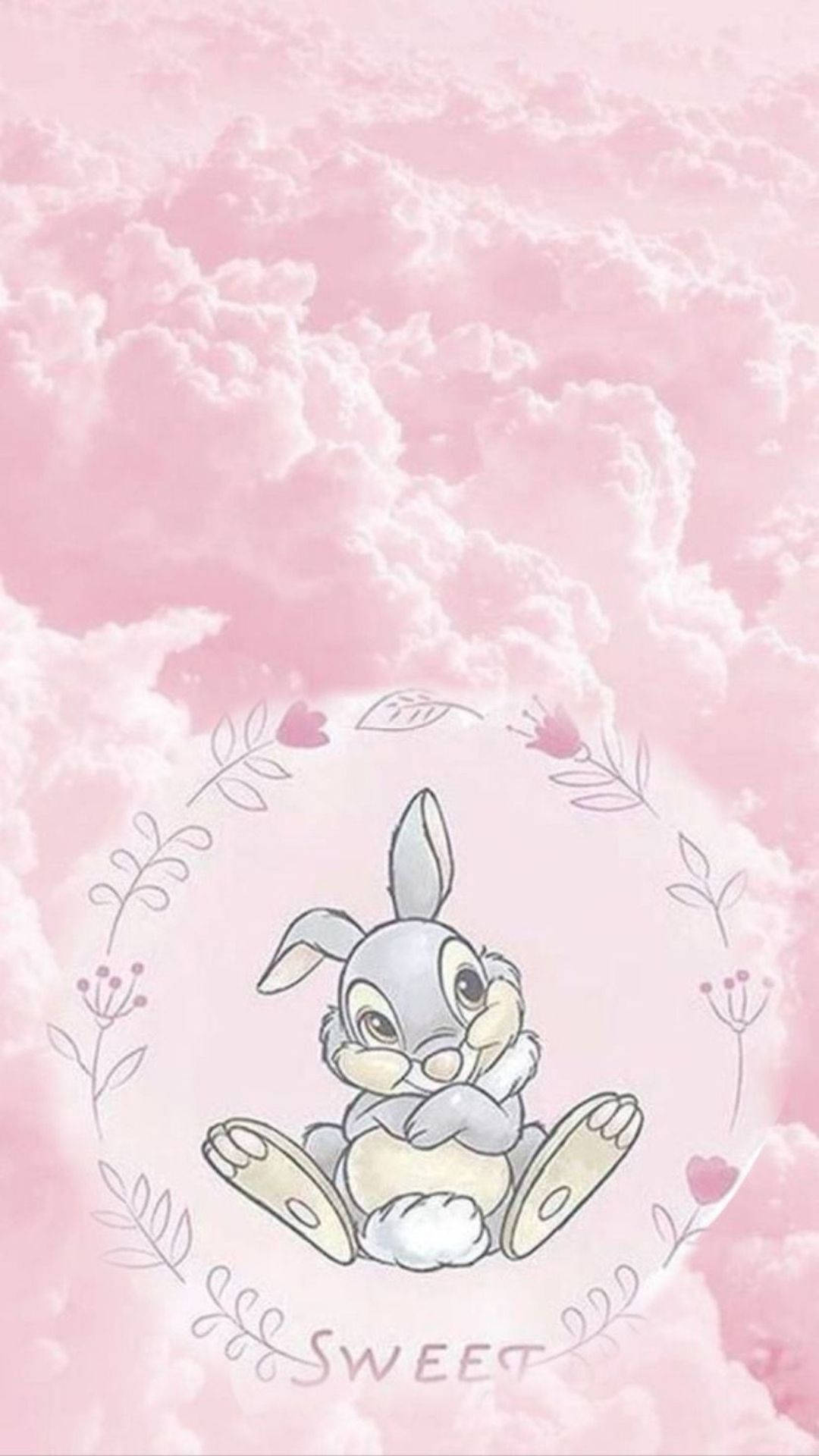 Thumper 桌布 壁紙 — 一隻可愛的卡通兔子盤腿坐在圓形花環中，背景是柔和的粉紅色雲朵，下方有 sweet 字樣。