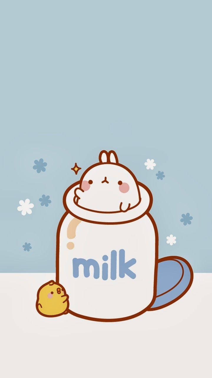 Molang 桌布 壁紙 — 一隻可愛的卡通兔從牛奶壺中探出頭來，旁邊有一隻小雞，背景是柔和的藍色和花朵。