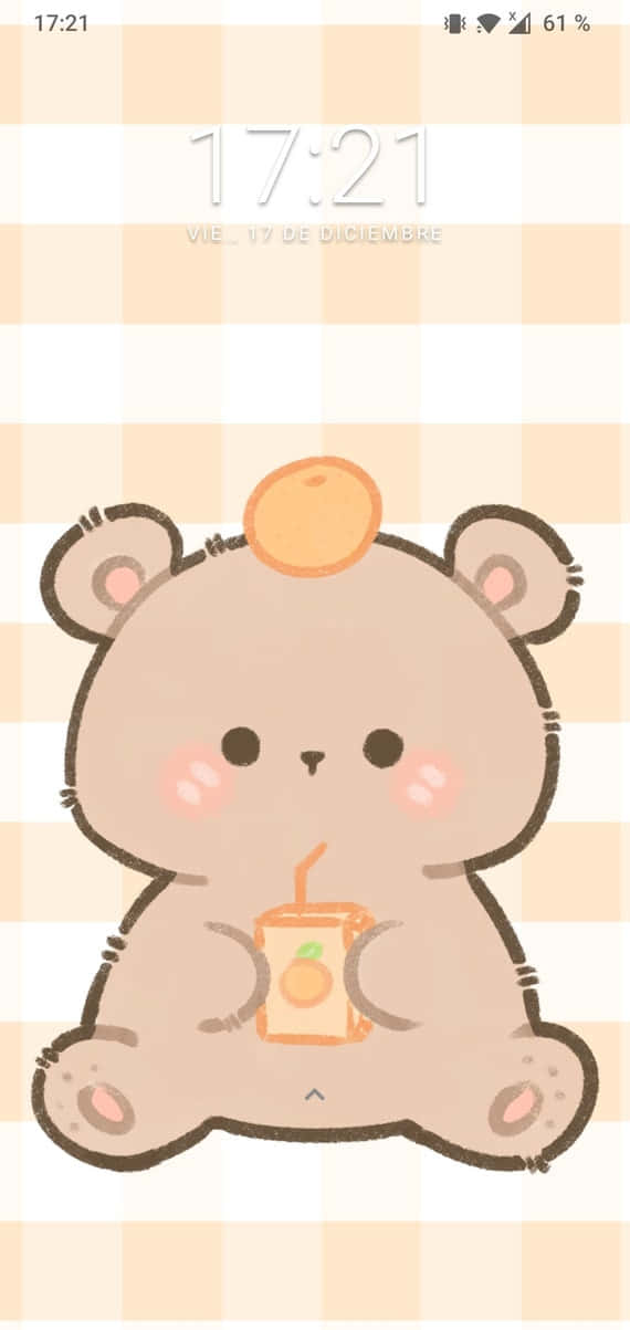Cute Cartoon Bear 桌布 壁紙 — 一隻可愛的卡通熊，臉頰紅潤，在柔和的蜜桃色和白色格子背景上拿著一杯橙色的飲料。