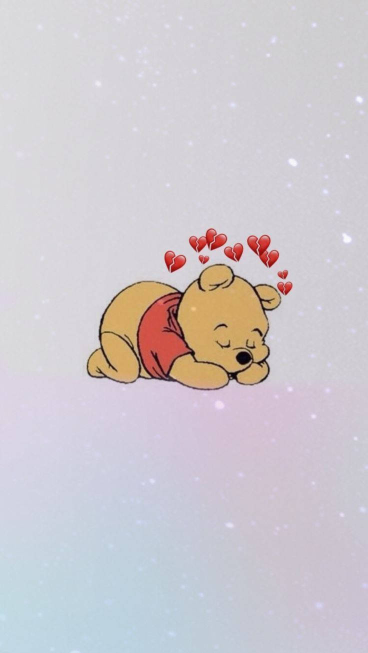 Cute Sad 桌布 壁紙 — 一隻可愛的卡通熊在柔和的粉彩漸層背景上，伴隨著漂浮的紅色愛心，安詳地睡著。
