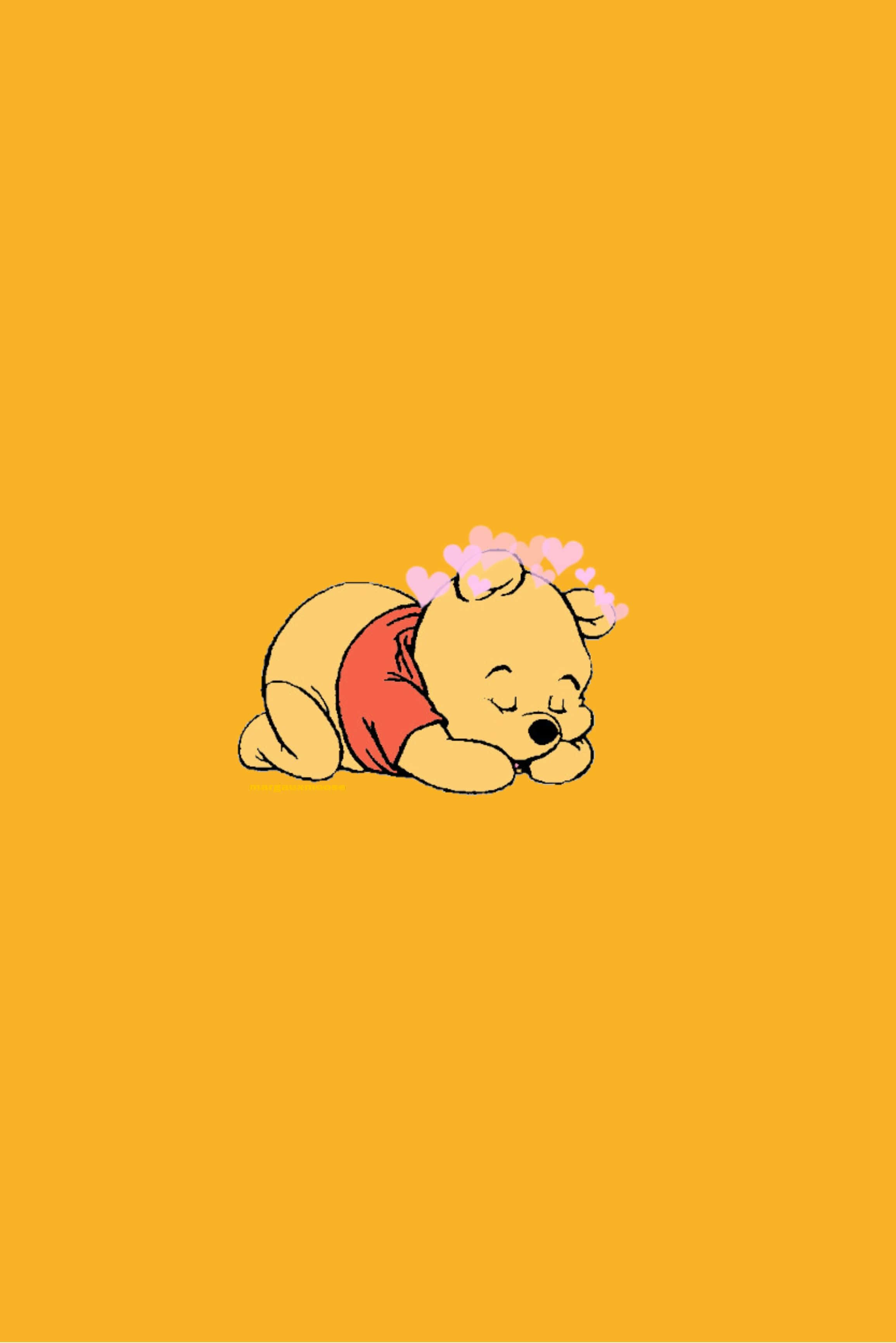 Winnie The Pooh Aesthetic 桌布 壁紙 — 一隻可愛的卡通熊在橙色背景上安詳地睡覺，粉紅色的愛心在頭頂飄浮。