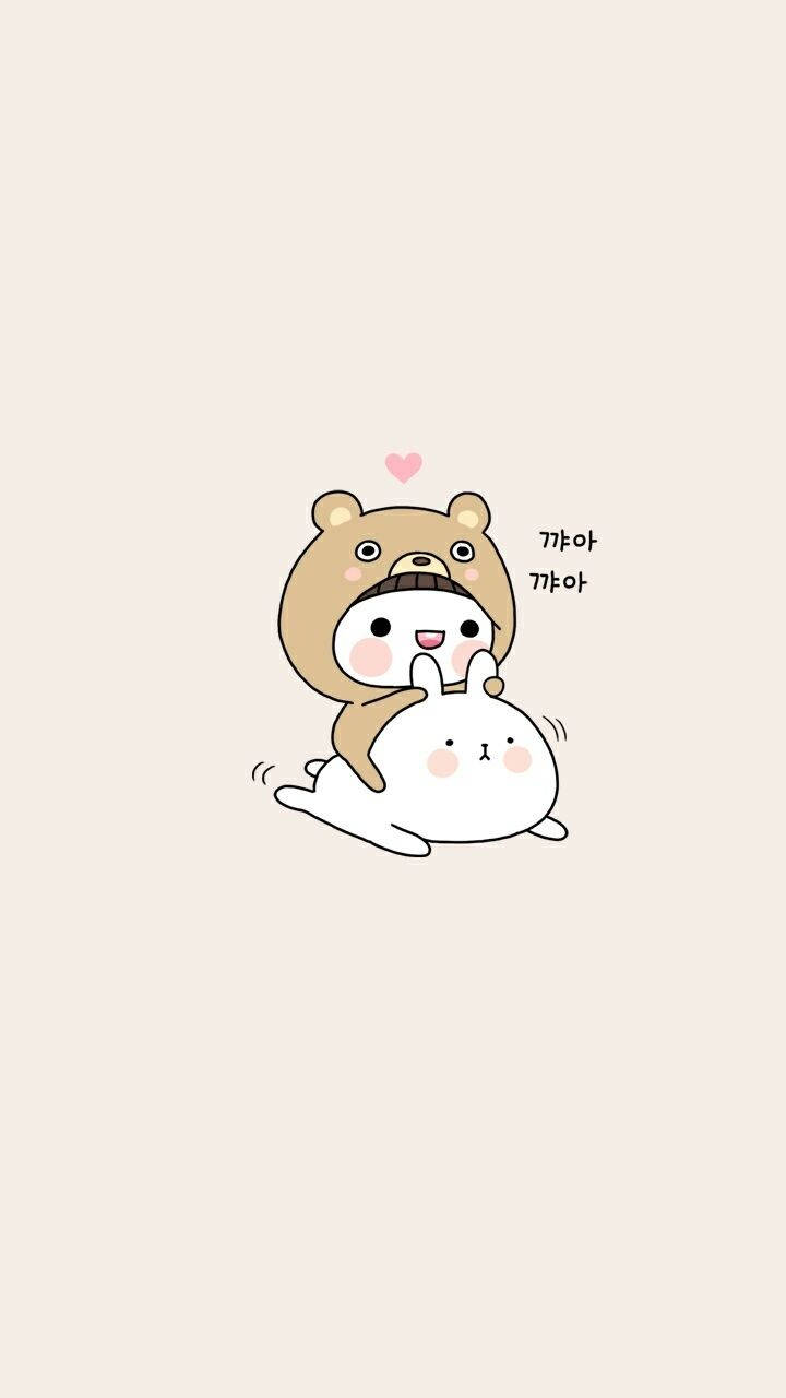 Kawaii Cute Animals 桌布 壁紙 — 一隻可愛的卡通熊從後面擁抱一隻白兔，他們頭頂上方有一個粉紅色的心形，背景是米色。